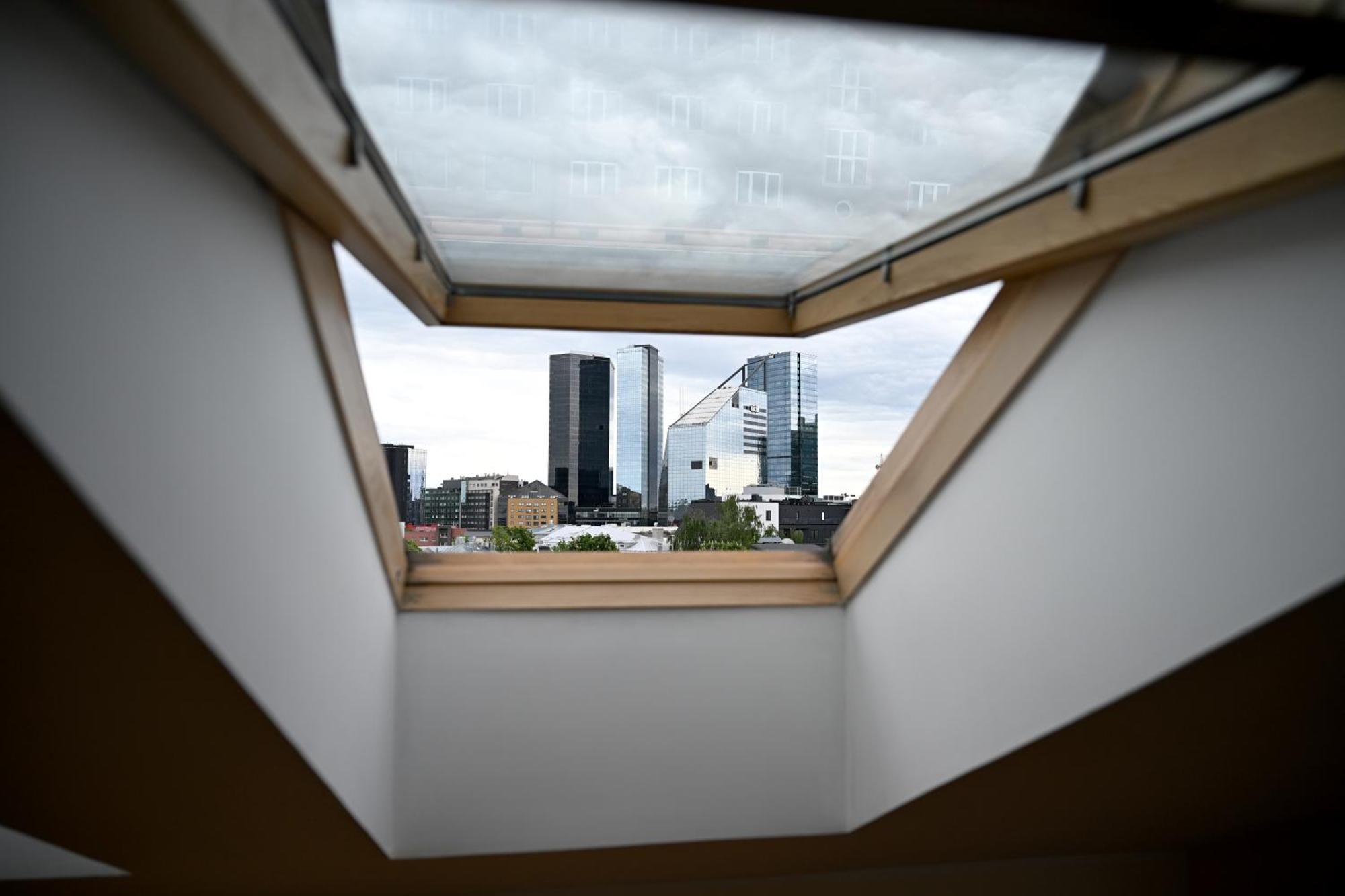 2-story Penthouse With Private Sauna, Seaview Terrace & Two Bathrooms *