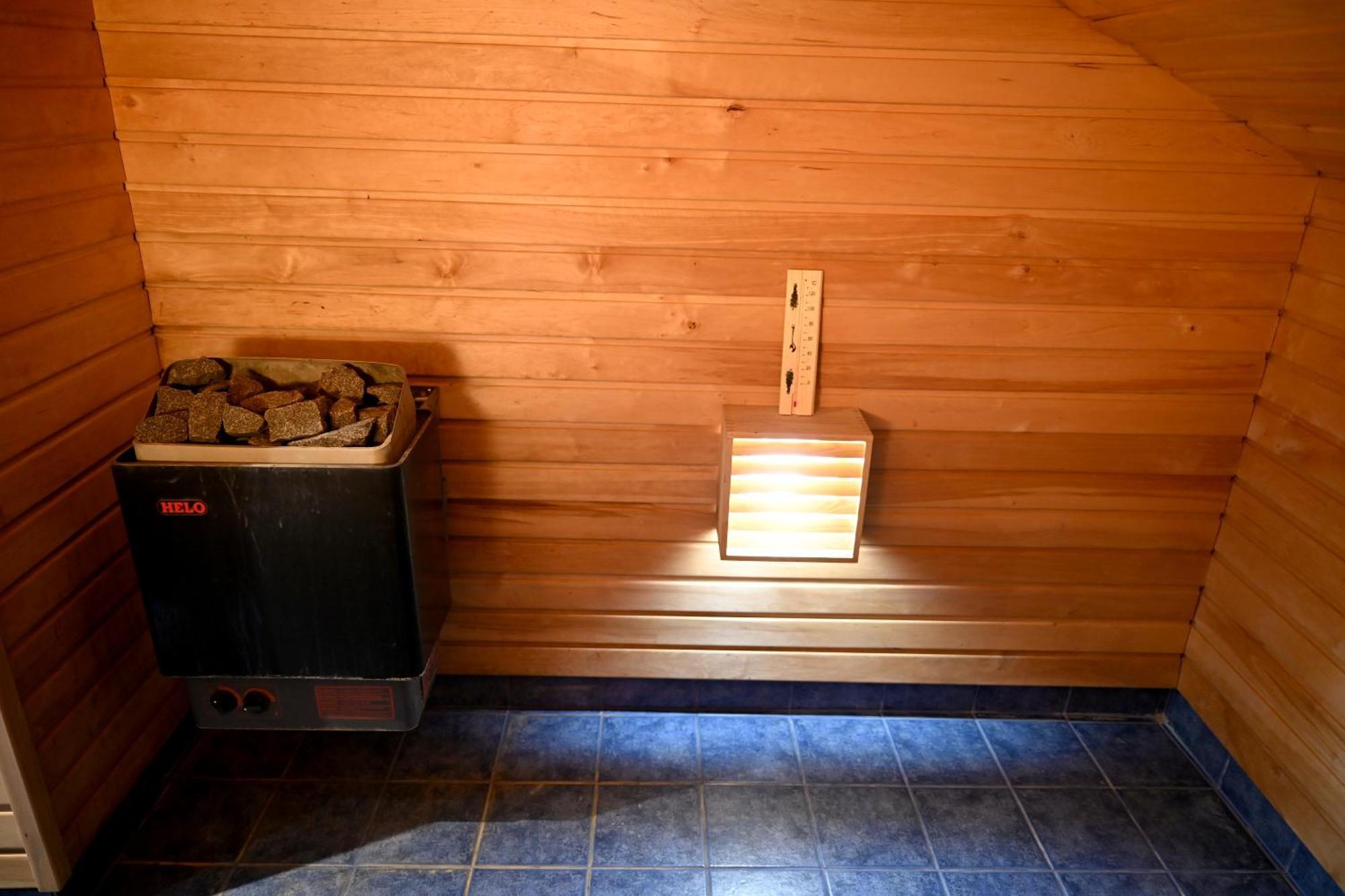 2-story Penthouse With Private Sauna, Seaview Terrace & Two Bathrooms Leilighet