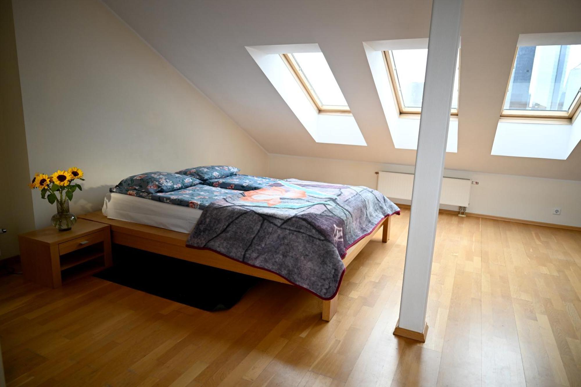 2-story Penthouse With Private Sauna, Seaview Terrace & Two Bathrooms Leilighet *